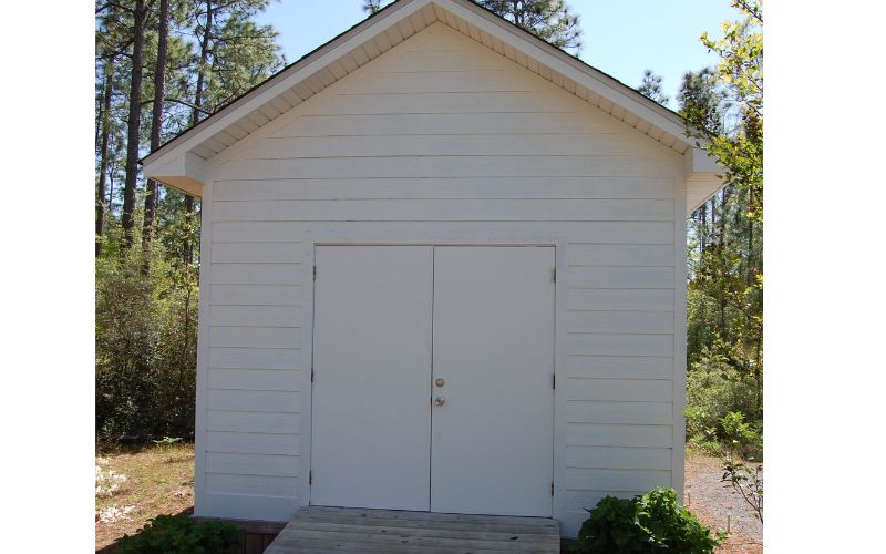 Cabanon blanc sur pieux vissés